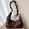 Borsa sottobraccio plissettata marrone scuro stile hobo con fiocco decorativo - Marrone