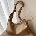 Borsa sottobraccio in ecopelle marrone a pieghe con fiocco decorativo e tracolla larga - Oro