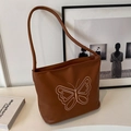 Bolso tote vintage de cuero marrón con bordado de mariposa rosa y correa de hombro - Marrón Sin Colgante