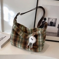 Sac bandoulière en laine à carreaux verts avec breloque peluche et sangle en cuir - Plaid Vert (Avec Pendentif Esprit Blanc)