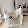 Sac bandoulière demi-lune blanc matelassé avec large sangle réglable au style épuré - Blanc (Avec Pendentif)