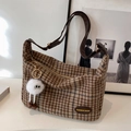 Sac bandoulière rétro à carreaux marron avec un petit monstre en peluche blanc décoratif - Plaid Café (Avec Pendentif Esprit Blanc)
