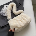 Bolso nube de piel sintética beige con cadena de perlas y correa de hombro suave - Blanco Roto