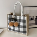 Zwart-witte geruite linnen shopper met kersen pompon en geweven onderkant - Zwart Met Khaki Kersenhanger