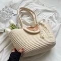 Elegante beige Strohtasche mit brauner Lederklappe und modischer Perlenverzierung - Cremeweiß Mit Seidenschal