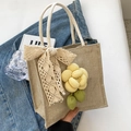 Borsa tote in lino beige con fiocco di pizzo, fiore giallo e manici in corda bianca - Giallo Chiaro Con Sciarpa