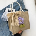 Borsa tote in lino kaki con fiocco in pizzo bianco e ciondolo floreale viola chic - Viola Con Sciarpa