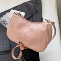 Sac croissant rose avec texture litchi et élégante broderie de papillon rose - Rose Sans Pendentif