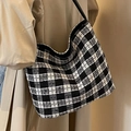 Borsa tote a scacchi bianchi e neri con cinturini in pelle indossata dalla modella - Senza Ciondolo / Nero