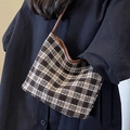 Borsa tote in tweed a scacchi marrone e beige con manici in pelle su trench nero - Senza Ciondolo / Marrone