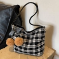 Borsa tote classica a scacchi neri e bianchi con un simpatico ciondolo a ciliegia - Ciondolo a Ciliegia Cachi / Nero