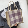 Jute-Tragetasche mit lila-weißem Schachbrettmuster und geflochtenen Seilgriffen - Reißverschluss-Stil / Lila