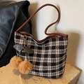 Borsa tote a scacchi marroni con tracolla in pelle e ciondolo a forma di ciliegia - Ciondolo a Ciliegia Cachi / Marrone