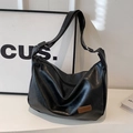 Minimalistische schwarze glänzende PU-Ledertasche mit modischem Vintage-Aufnäher - Schwarz ohne Anhänger