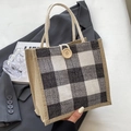 Retro-Jute-Einkaufstasche mit schwarz-weißem Karomuster und Hanfseil-Tragegriffen - Knopfdekor-Stil / Schwarz
