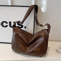 Dunkelbraune Retro-Hobo-Tasche aus weichem Kunstleder mit Mode-Label und breitem Gurt - Kaffee ohne Anhänger