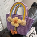 Handgefertigte gewebte Tasche in Lavendel mit Regenbogen-Griff und gelber Blume - Lila