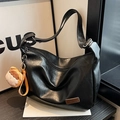 Schwarze Vintage Schultertasche aus genarbtem Leder mit plüschigem Anhänger-Schlüsselanhänger - Schwarz Mit Gelbem Pfirsichanhänger