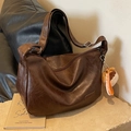Sac sous l'aisselle rétro marron en similicuir avec charm peluche et étiquette mode - Café Avec Pendentif Pêche Jaune