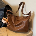 Sac fourre-tout marron mat en similicuir avec charme d'ours sur socle en pierre - Marron Avec Pendentif Pêche Jaune