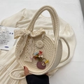 Sac à main rond en paille beige avec nœud en dentelle et bouton en bois - Blanc Et Rouge (Avec Foulard en Soie)