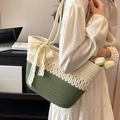 Borsa da spiaggia intrecciata beige e verde oliva con fiocco in pizzo bianco - Verde e Sciarpa