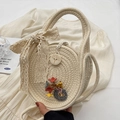 Sac rond en paille beige avec nœud en dentelle, fleurs colorées et bouton en bois - Blanc Et Bleu (Avec Foulard en Soie)