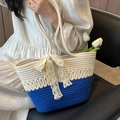 Grand sac de plage tissé à la main en crème et bleu marine avec un nœud en dentelle blanche - Bleu et Foulard