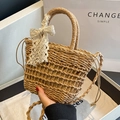 Borsa in paglia intrecciata a mano marrone chiaro con fiocco in pizzo e tracolla - Cachi con foulard di seta