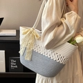 Sac fourre-tout tissé bleu et blanc avec nœud en dentelle et poignée en corde sur l'épaule - Gris et Foulard