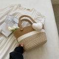 Handgewebte Strohtasche mit braun-weißen Streifen und weißem Herz-Plüsch-Anhänger - Khaki mit Herzanhänger