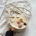 Handgewebte beige runde Strohtasche mit 3D-Blumen und dekorativer Spitzenschleife - Gebrochenes Weiß