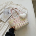 Handgeweven crème mini-tas met kleurrijke stippen en witte pluchen hartbedel - Gekleurde Stippen met Harthanger