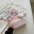 Handgeweven bucket bag in roze en wit met hartvormige hanger en een getextureerd weefsel - Roze met Harthanger