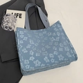 Borsa tote azzurra con trama floreale 3D su abito grigio per un look da ufficio chic - L Blu