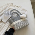 Handgewebte Beuteltasche aus grauer und weißer Baumwolle mit weißem Plüsch-Pompon - Grau mit Herzanhänger