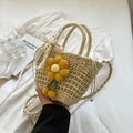 Borsa a secchiello in paglia beige fatta a mano con ciondolo floreale e tracolla - Beige Yellow Flower