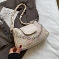 Bolso baguette de jacquard rosa con solapa de cuero crema y cadena floral decorativa - Blanco Roto