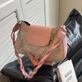 Rosa Baguette-Tasche mit Metallic-Textur, Blumenkette und Logo-Aufdruck - Rosa