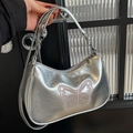 Silberne Baguette-Tasche mit rosa Schmetterlings-Stickerei und Faltenstruktur - Silber