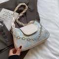 Bolso baguette retro en jacquard azul claro con ribete de cuero crema y cadena floral - Blanco con Azul