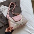 Sac baguette rose à fleurs avec bandoulière tressée et chaîne à pétales argentée - Rose