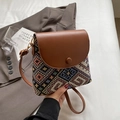 Borsa a secchiello marrone con motivo geometrico colorato e tracolla regolabile - Nero