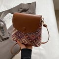 Borsa a tracolla vintage con motivo etnico intrecciato e patta in pelle marrone - Rosso