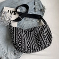 Bolso bandolera étnico de lona con patrones geométricos en blanco y negro y correa ajustable - Negro