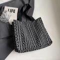 Ethno-Canvas-Shopper mit schwarz-weißem Jacquard-Muster und breiten Trägern - Groß / Schwarz