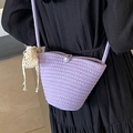 Lilafarbene handgewebte Eimer-Umhängetasche mit Perlenverschluss und Spitze - Paars Mit Satinband