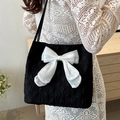 Schicke schwarze Totebag mit großer weißer Organzaschleife und geprägtem Stoff - Schwarz