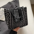 Ethno-Tasche mit schwarz-weißem Webmuster und strapazierfähigen schwarzen Tragegriffen - Klein / Schwarz