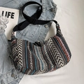 Bolso bandolera de estilo étnico de gran capacidad con patrones coloridos y correa ajustable - Marrón